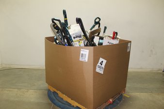 1 Pallet – 17 Pcs – Vacuums – Damaged / Missing Parts / Tested NOT WORKING – Shark, Dyson, iRobot Roomba