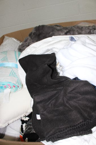 Pallet – 72 Pcs – Blankets, Throws & Quilts, Pillows – Customer Returns – Room Essentials, threshold, Pillowfort, Opalhouse