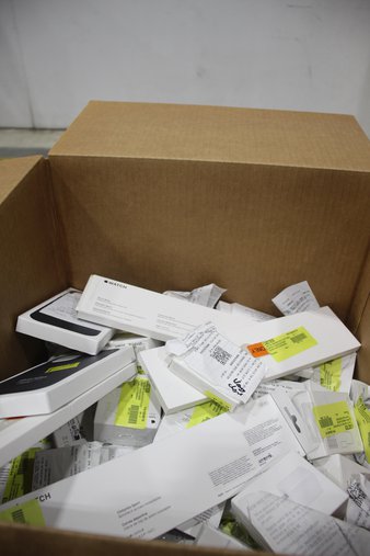 Box – 95 Pcs – Other, Apple iPad – Untested Customer Returns – Apple, Zagg