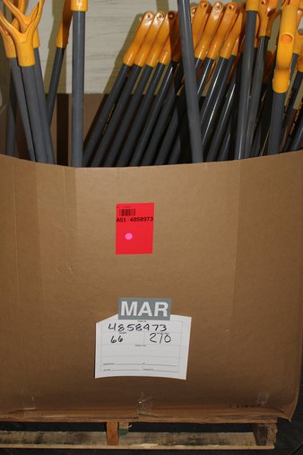 Pallet – 44 Pcs – True Temper 1603072 18-in Poly Snow Shovel with 38-in Steel Handle, Arctic Blast 18″ Mountain Mover Snow Shovel – Brand New – Retail Ready – True Temper