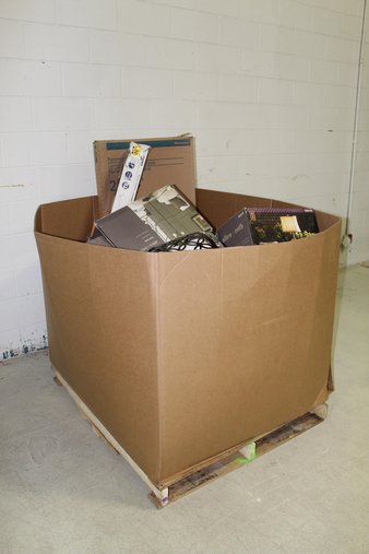 Pallet – 93 Pcs – Lighting & Light Fixtures, Power Tools – Brand New – Retail Ready – Portfolio, Osram, allen + roth, Quoizel