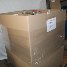 3 Pallets - 131 Pcs - Decorations & Favors, Curtains & Window Coverings, Pillows, Kitchen & Dining - Like New or New Customer Returns - JC Penney