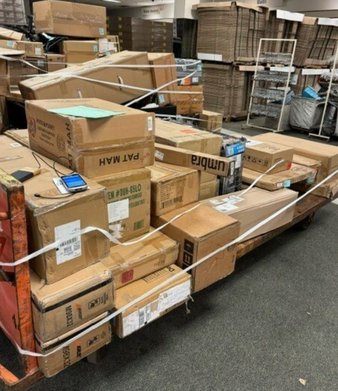 FLOOR LOADED Box Truck – FLOOR LOADED 9 Dollies – 317 Pcs – FOOR LOADED Furniture, Rugs, or Appliances – Like New or New Customer Returns – JC Penney