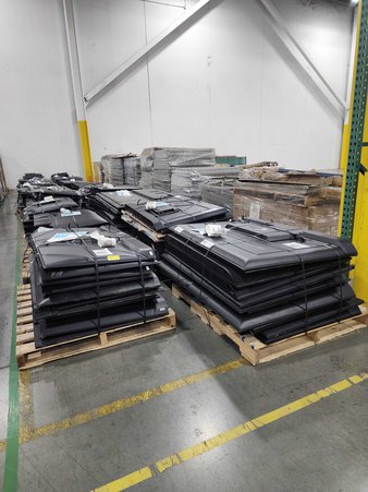 Truckload 20 Pallets – 211 Pcs – LED & LCD – Damaged / Missing Parts / Tested NOT WORKING – Samsung, VIZIO, Onn, TCL